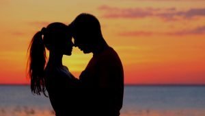 couple_love_sunset_hugs_1920x1080 3